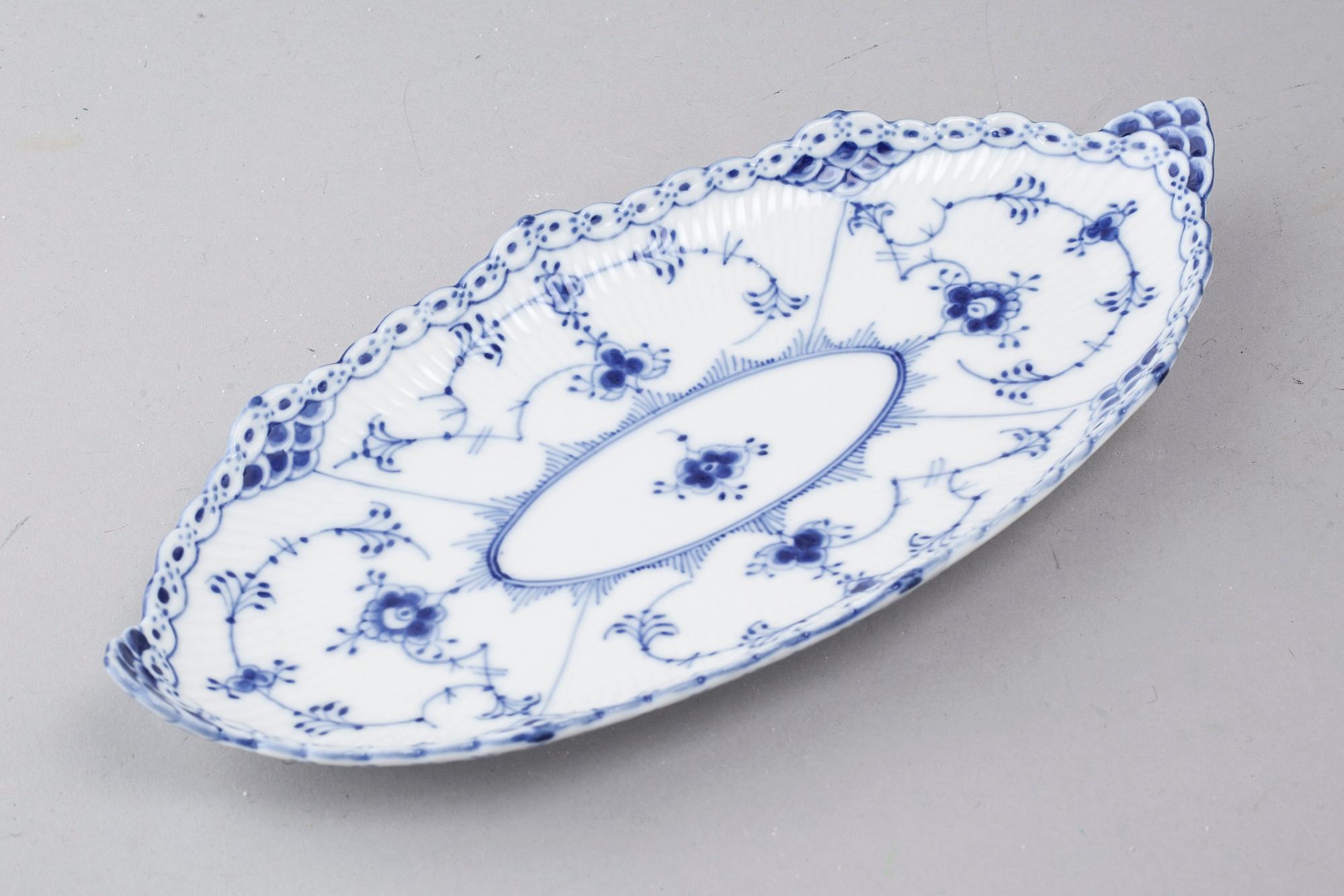 A porcelain tableware set of 69 pcs, "Musselmalet" by Royal Copenhagen, second half of the 20th century.