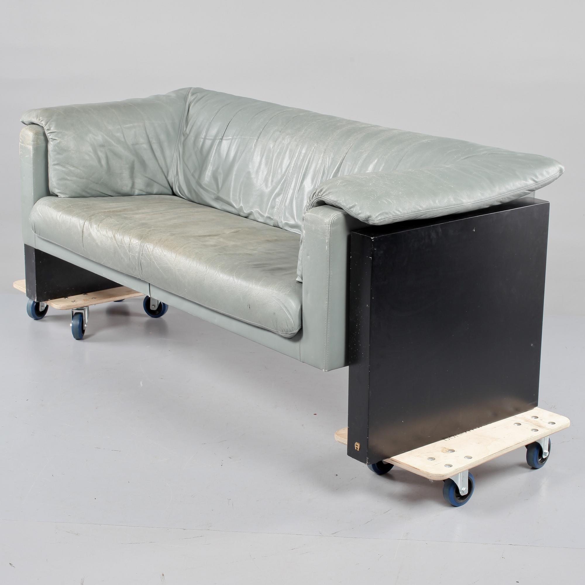 SOFFA, Etienne Aigner, 1900-talets fjärde kvartal.