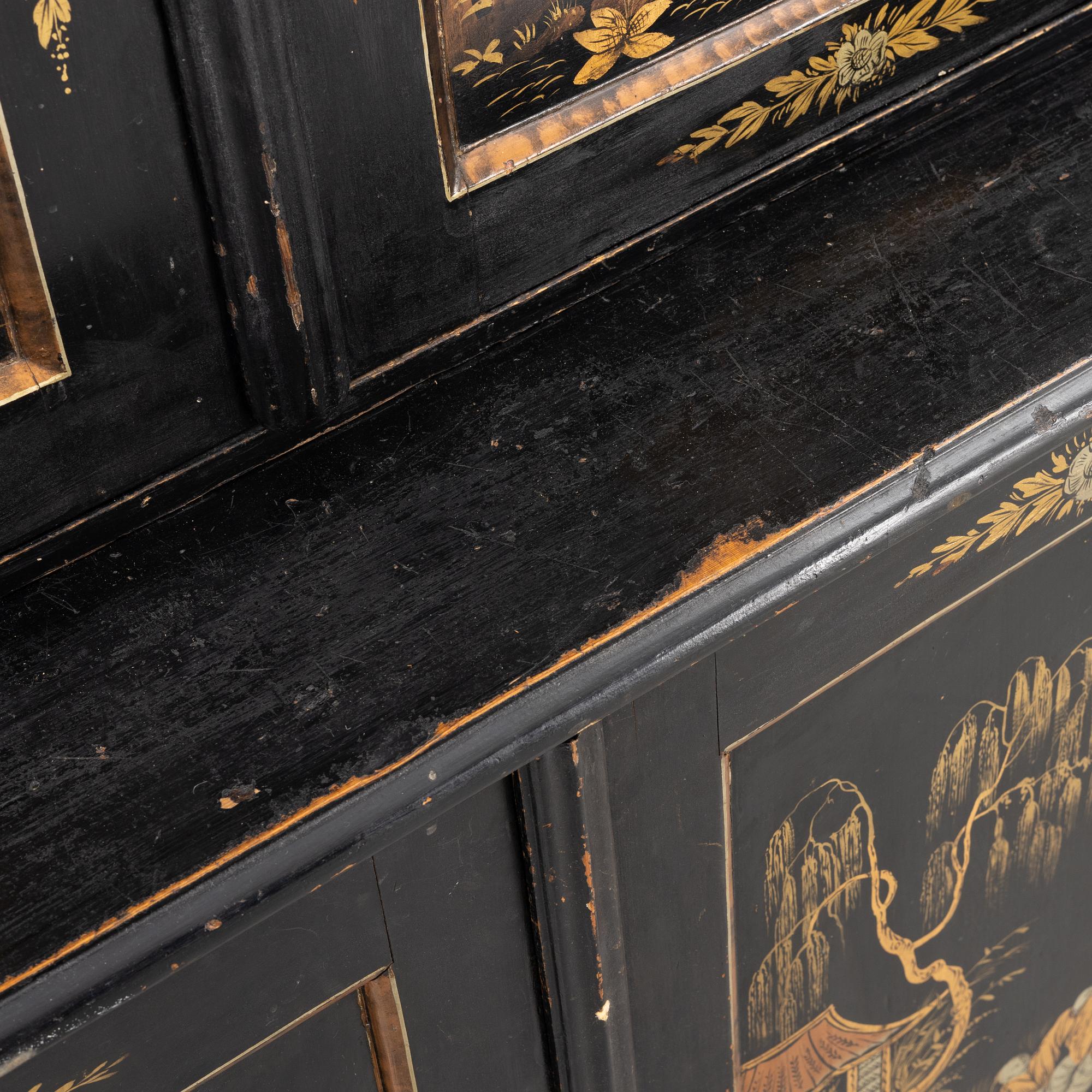 A Chinoiseries cabinet, 18th century and early 1900.