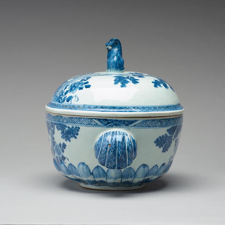 A blue and white tureen with cover, Qing dynasty, Qianlong (1736-95).