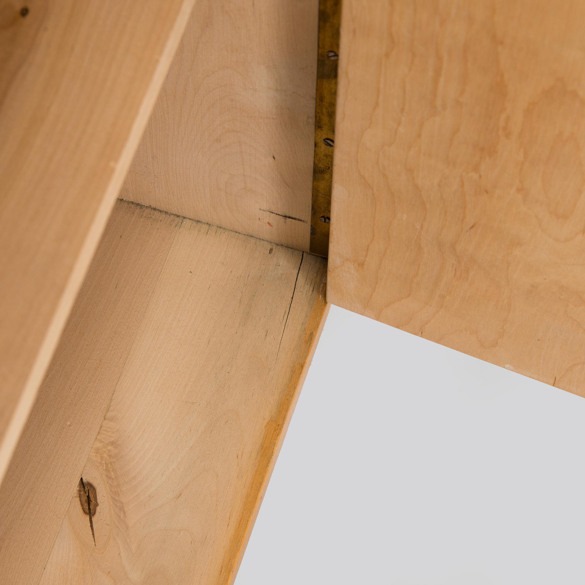 Aino Aalto, kaappi, malli 808 ja vitriini, malli 214 O.Y. Huonekalu- ja Rakennustyötehdas A.B. 1950-luvun alku.