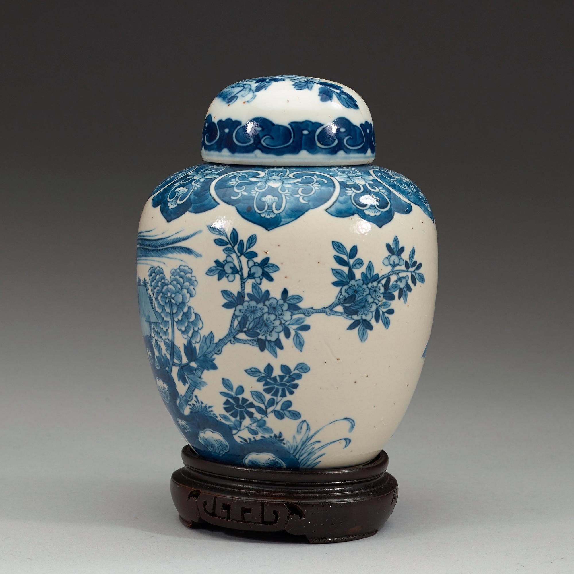 BOJAN, porslin. Qing dynastin, 1800-tal, med Kangxis sex karaktärer i underglasyrblått.