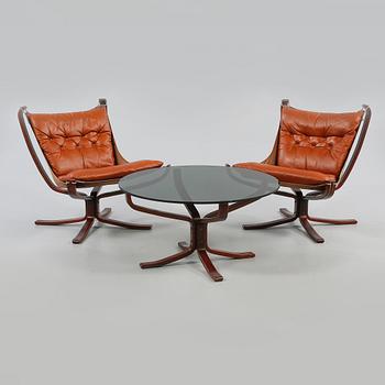 FÅTÖLJER, ett par, samt SOFFBORD, "Falcon chair", Sigurd Russel, Vatne möbler, Norge, 1970-tal.