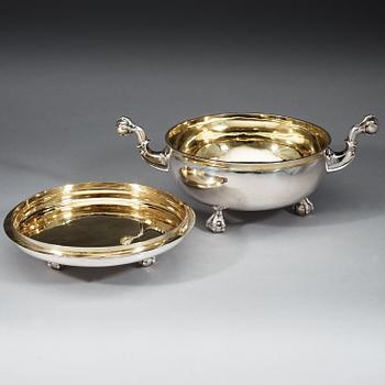 A Swedish 17th century parcel-gilt bowl and cover, Friedrich Richter (Stockholm 1668-1700-). Before 1689.