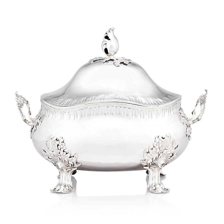 A Baltic 18th century silver tureen with lid. Mark of Daniel Lundgren (Reval 1771-83).