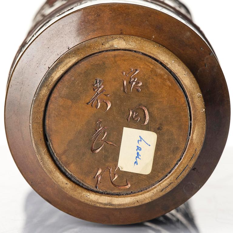 Vas, brons. Japan, Meiji perioden (1868-1912). Signerad.