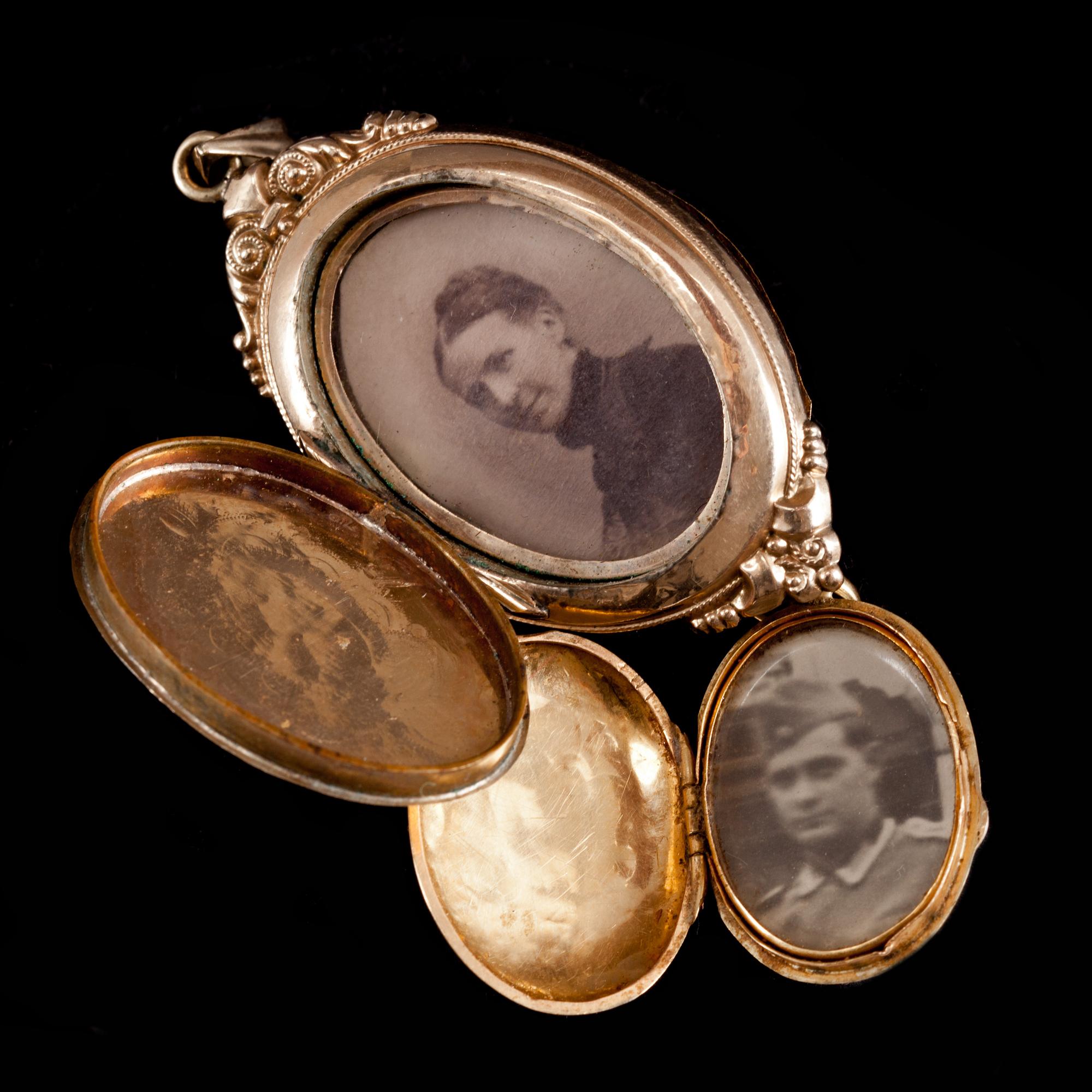 MEDALJONGER, 2 st. 18k guld. 1900-talets första hälft. Vikt tot ca 12 g.