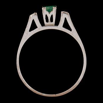RING, 18k vitguld med 4 åttkantslipade diamanter, tot 0.03 ct samt smaragd, Gustav Dahlgren & Co, Malmö, 1984. Vikt 4 g.