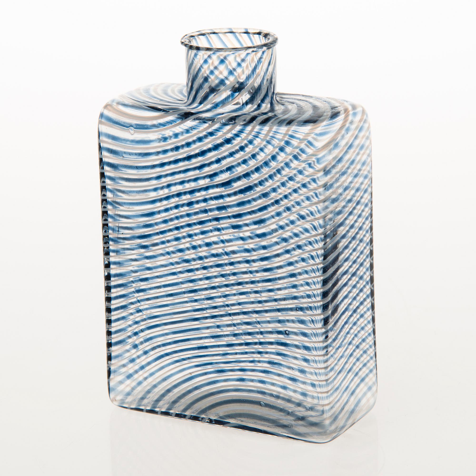 A Kaj Franck flask in filigran glass. Signed Kaj Franck Nuutajärvi Notsjö 1981 and numbered 439/1000.