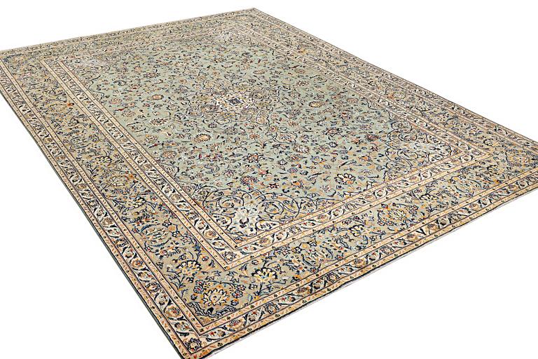 A Kashan carpet, c. 402 x 293 cm.