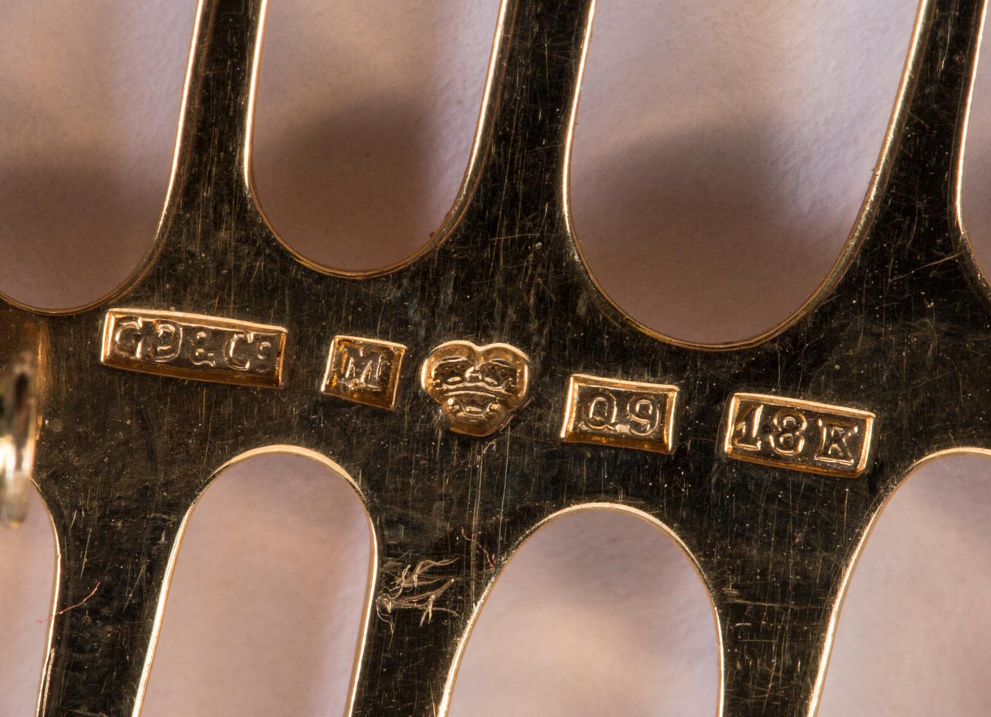 BROSCH, 18 k guld besatt med odlade pärlor, Gustav Dahhlgren & Co, Malmö, 1966. Vikt 6 gram.