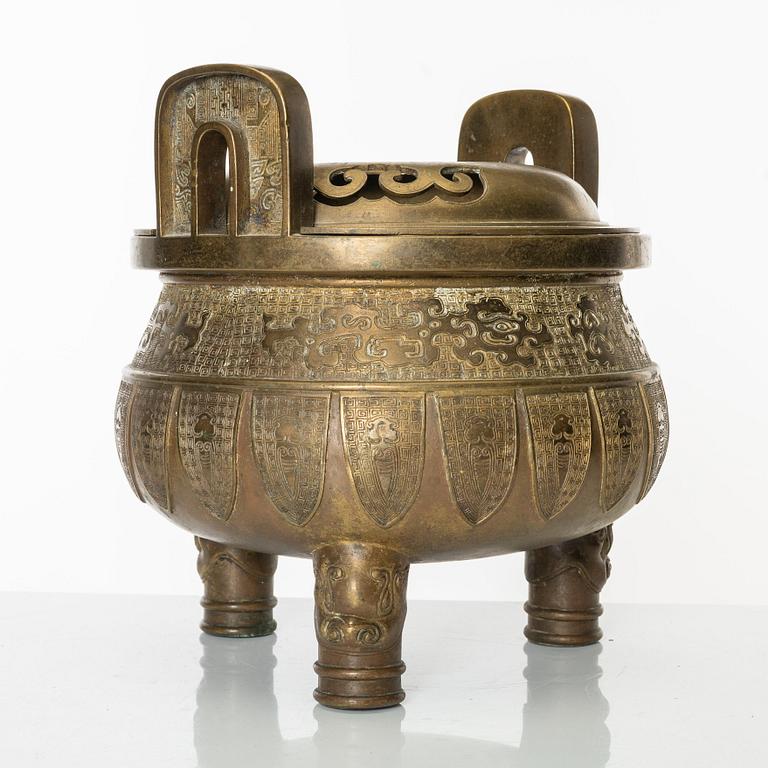 A large tripod copper alloy censer, 17th/18th Century.