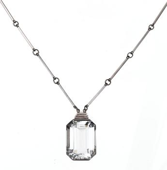A Wiwen Nilsson sterling rock crystal pendant and chain, Lund 1943.