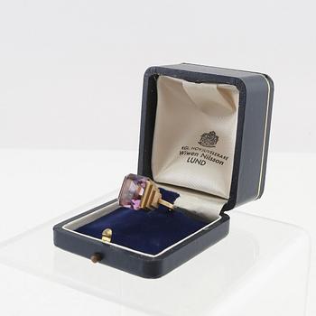 Wiwen Nilsson, ring in 18K gold with a step-cut amethyst, Lund 1970.