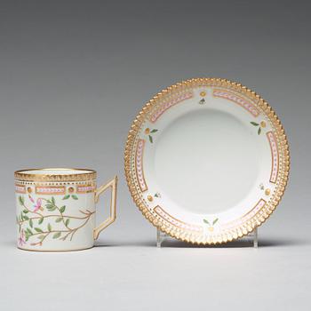 KAFFEKOPPAR med FAT, åtta stycken, porslin. "Flora Danica", Royal Copenhagen, Danmark.
