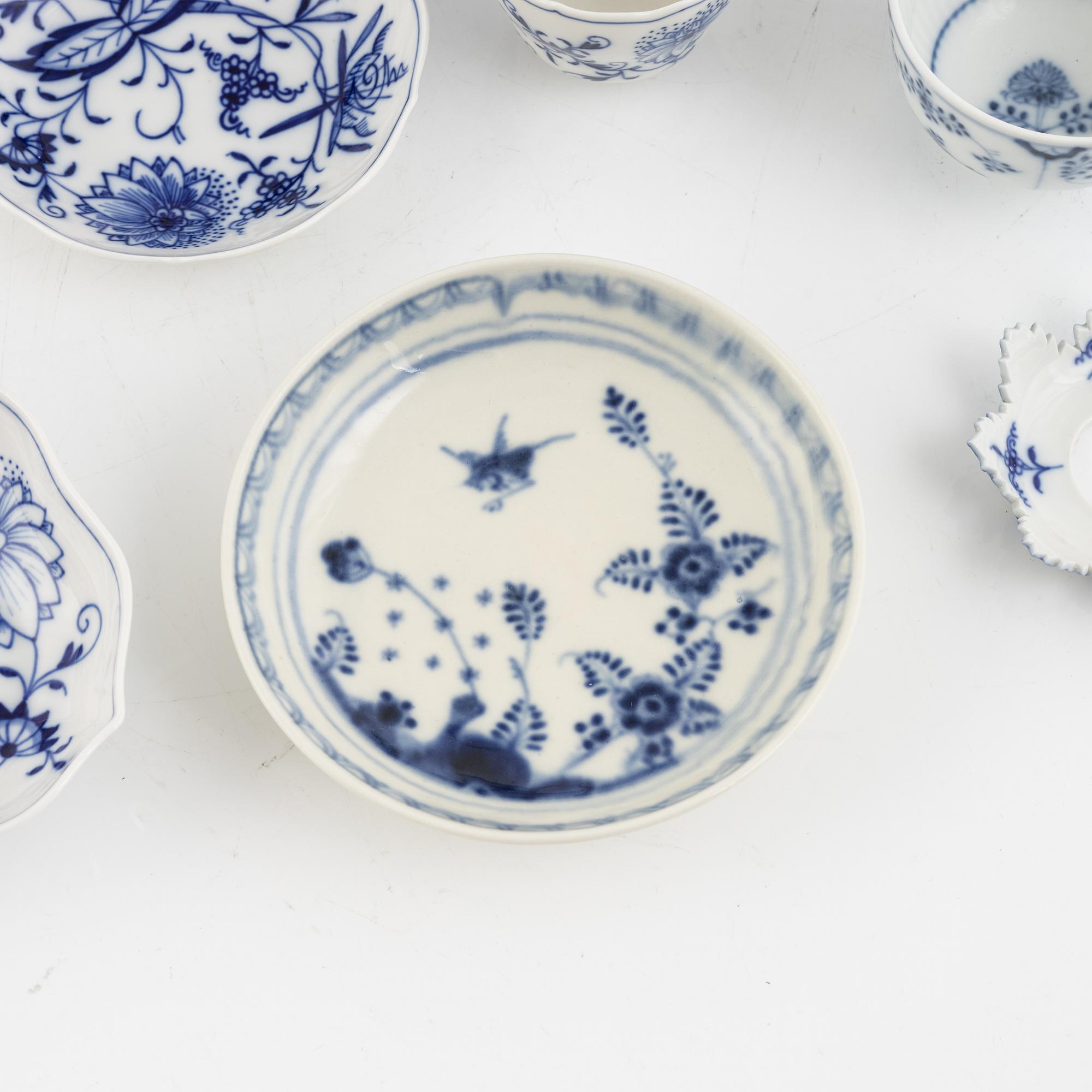 Meissen, servisdelar, porslin, ca 35 delar.  "Lökmönstret". Tyskland.