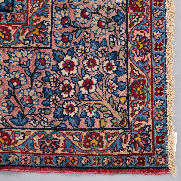 A CARPET, semi-antique, Kerman, ca 362,5 x 265 cm.