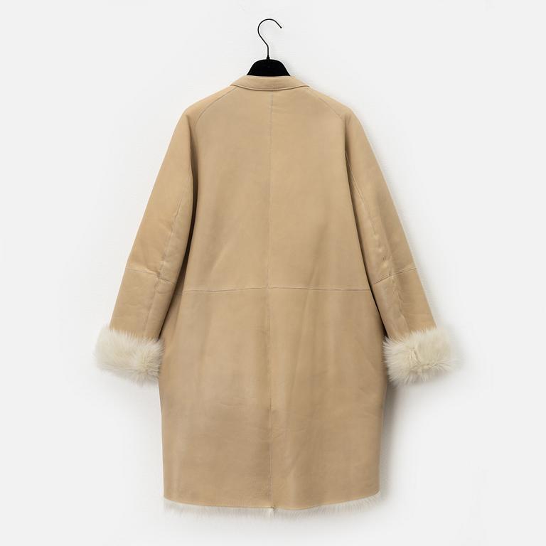 The row, a sheepskin coat, size 2.