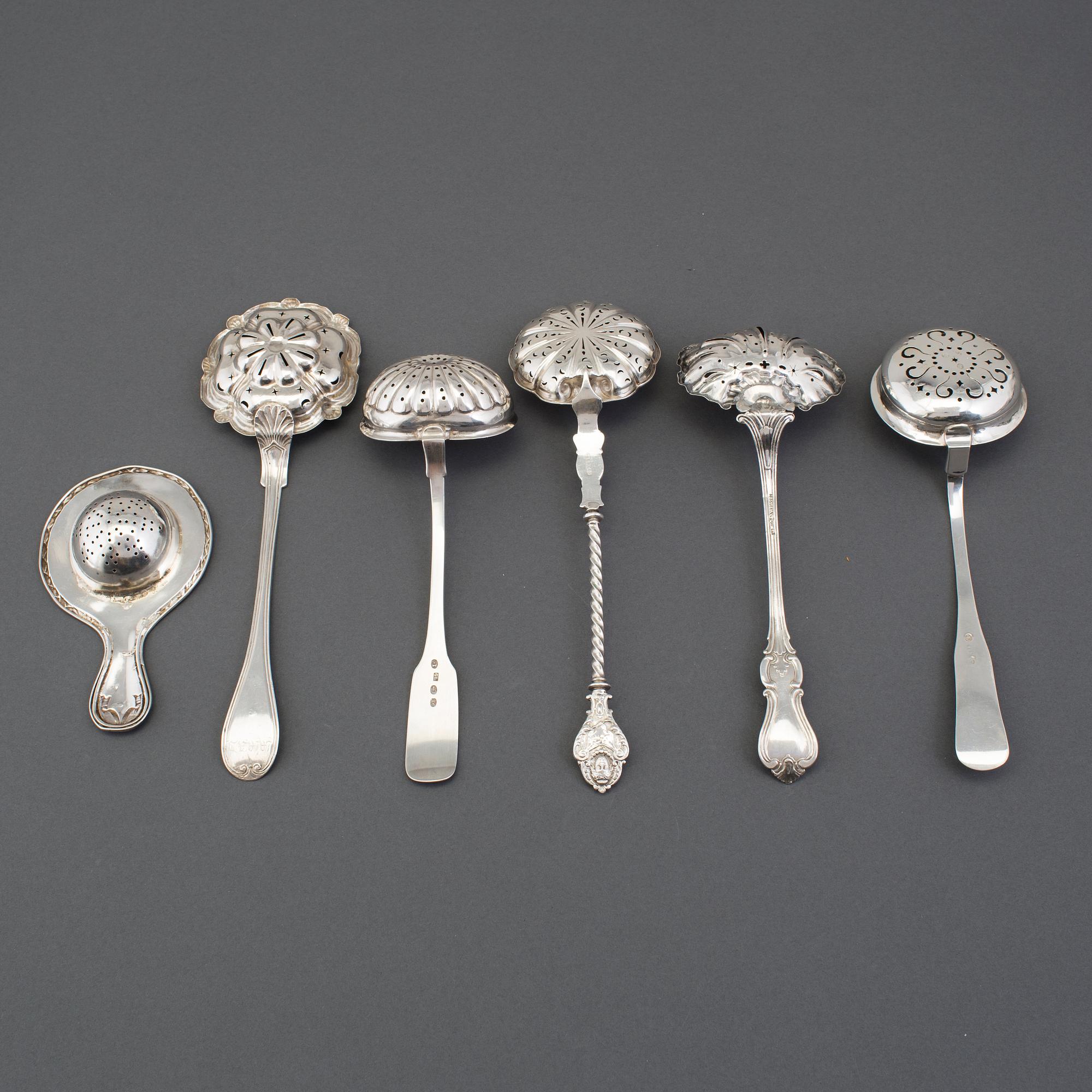 A lot of five silver sprinkle spoons ans a strainer, including IA Hamrin, Sundsvall, 1862.