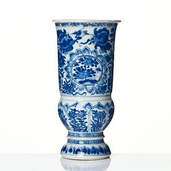 Pokal, porslin. Kina, Qingdynastin, Kangxi (1662-1722).