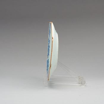 A blue and white serving dish, Qing dynasty, Qianlong (1736-95).