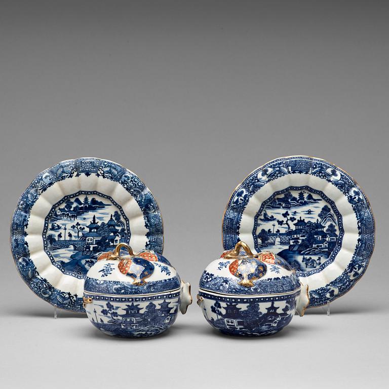 TERRINER med FAT, ett par, kompaniporslin. Qing dynastin, Qianlong (1736-95).
