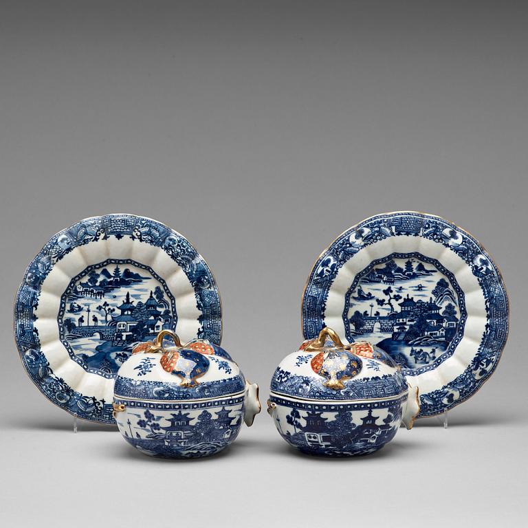 A pair of blue and white tureens, Qing dynasty, Qianlong (1736-95).