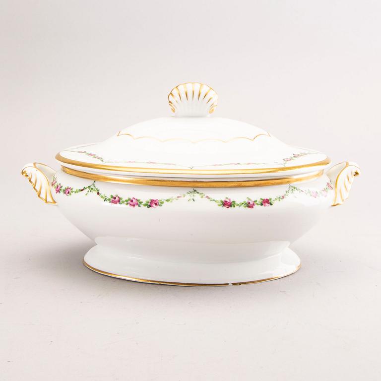 A Royal Copenhagen porcelain 55 pcs dinner service model 478 mid 1900s.