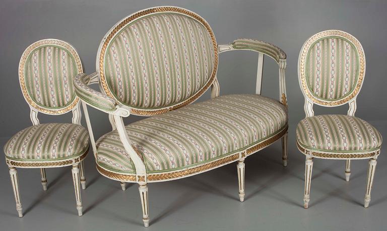 SOFFGRUPP, en soffa, stolar, 2 st, karmstolar, 2 st och ett bord, gustaviansk stil, 1800-talets slut.