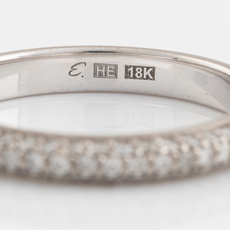 An Engelbert ring "Petite Pavé".
