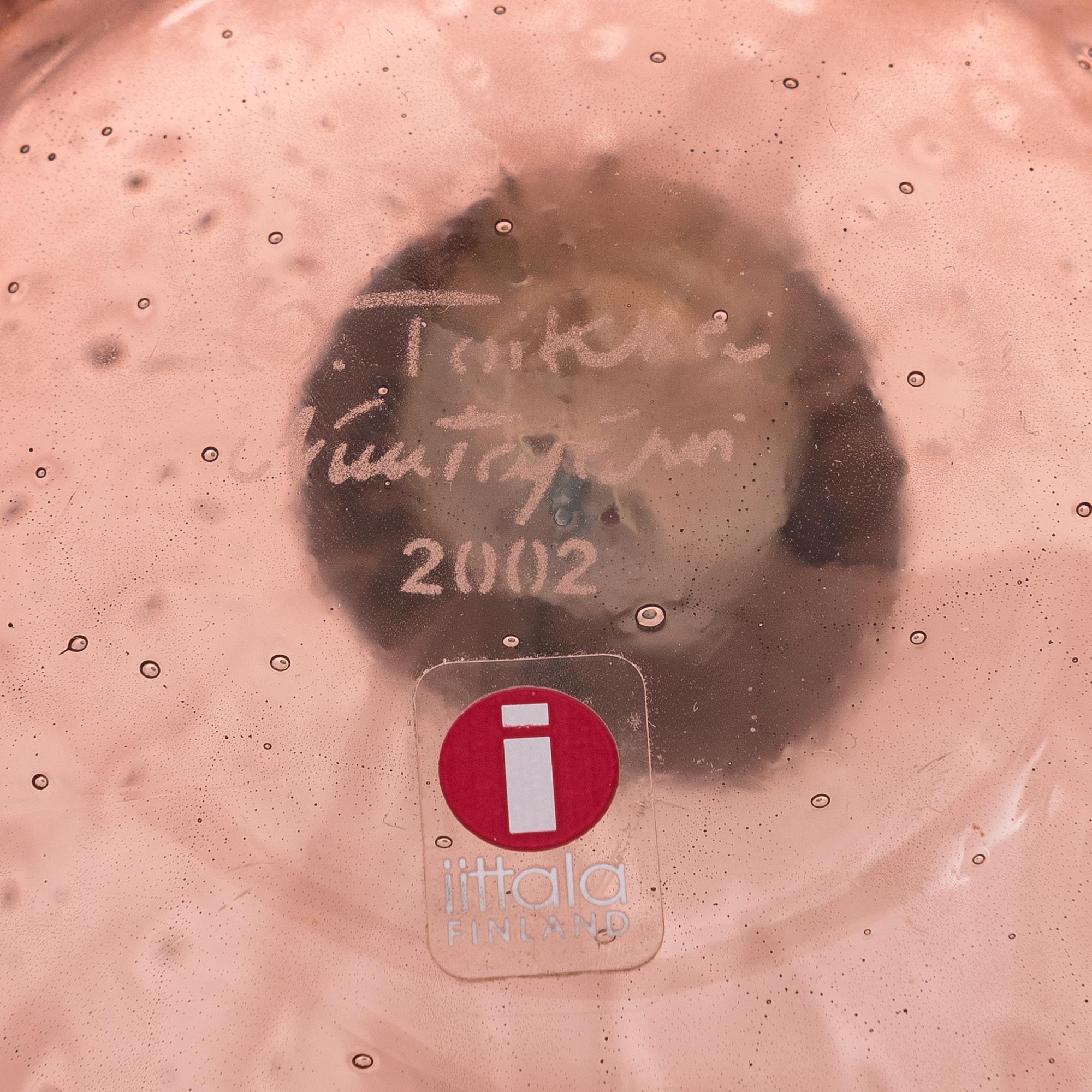 Oiva Toikka, Annual glass bird for the year 2002 signed O. Toikka Nuutajärvi.