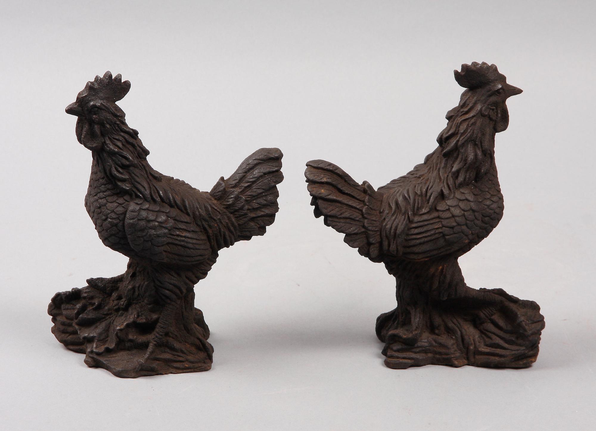 FIGURINER, ett par. Metall, Kina 1900-tal.