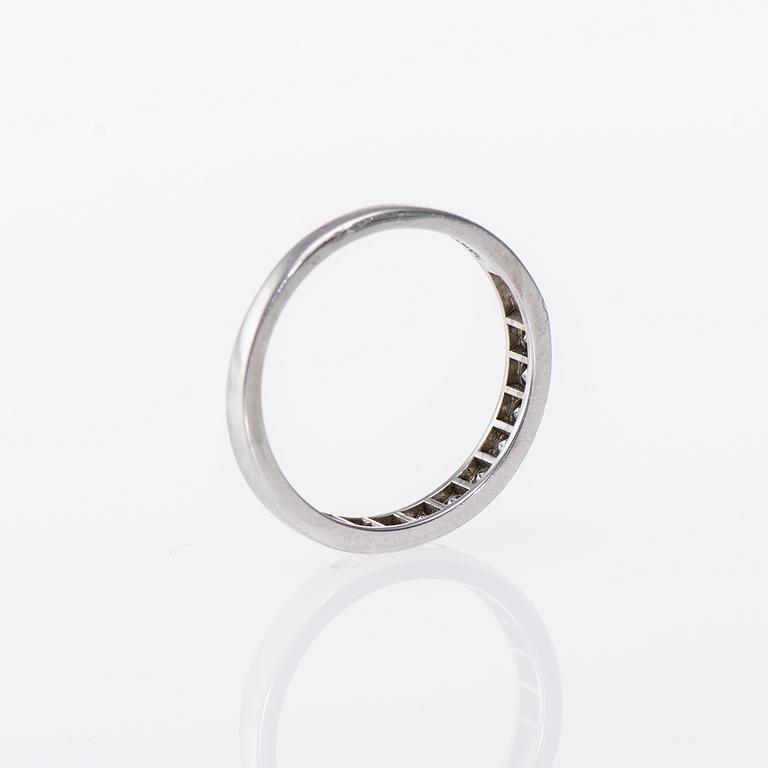 RING, platina, diamanter 9 st. tot. ca 0,33 ct, Vikt 3,5 g.