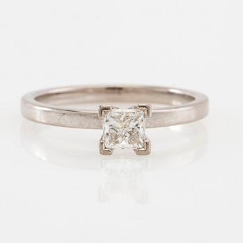 Solitaire ring in 18K white gold with a princess-cut diamond.