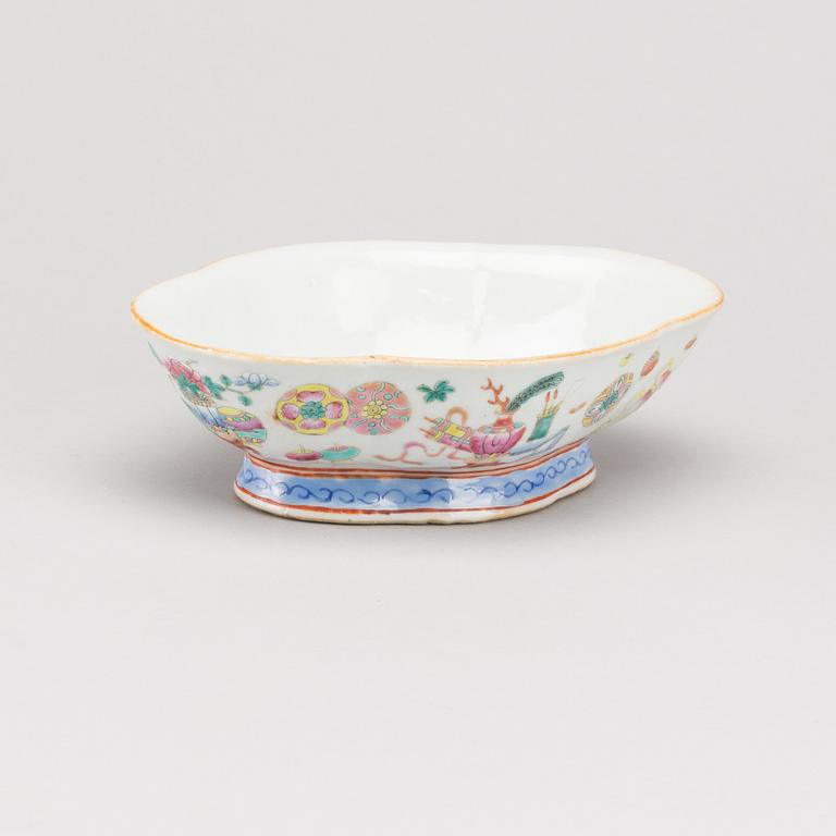 A CHINESE PORCELIAN BOWL, late Qing dynasty, circa 1900.