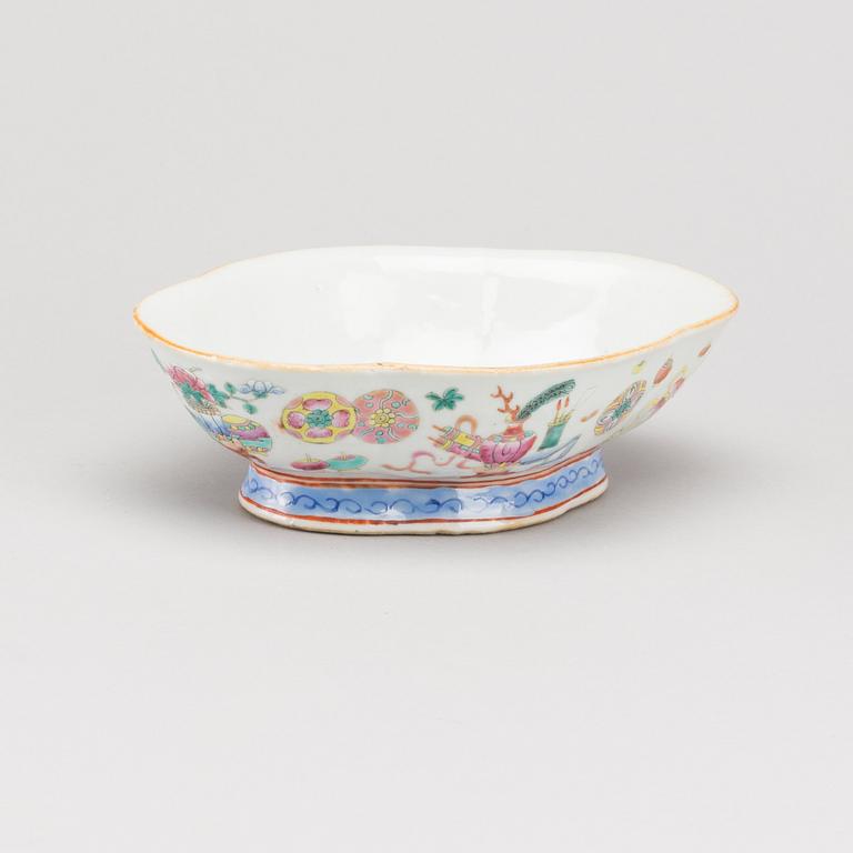 A CHINESE PORCELIAN BOWL, late Qing dynasty, circa 1900.