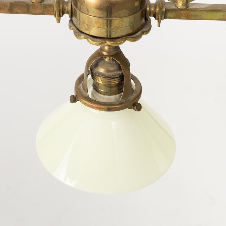 Taklampa, så kallad biljardlampa, jugend, tidigt 1900-tal.