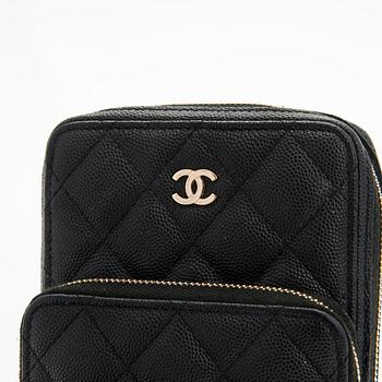 Chanel, "O-porte tel a chaine" väska, 2020.