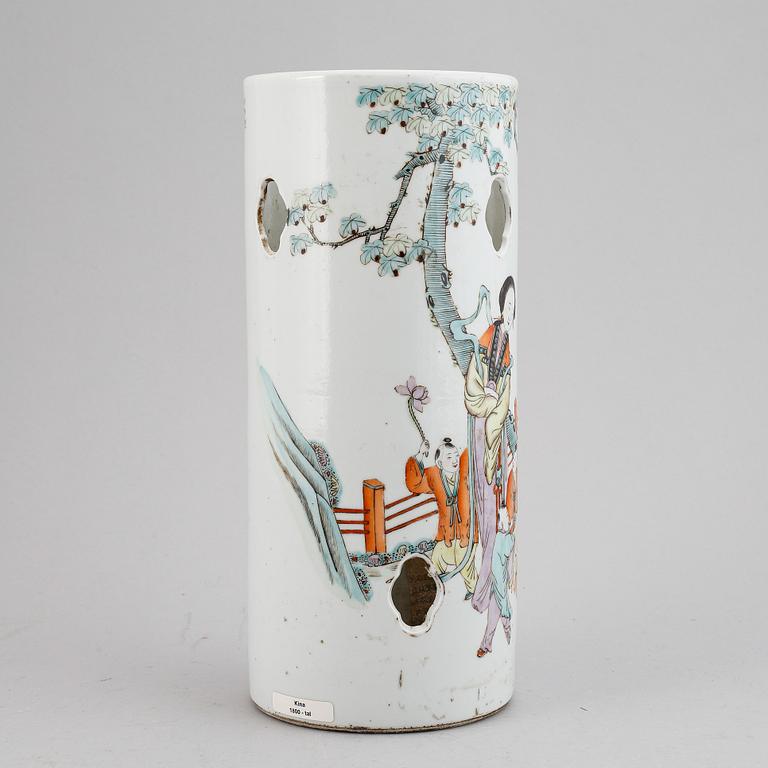 A Chinese famille rose porcelain hat stand, first half of the 20th century.