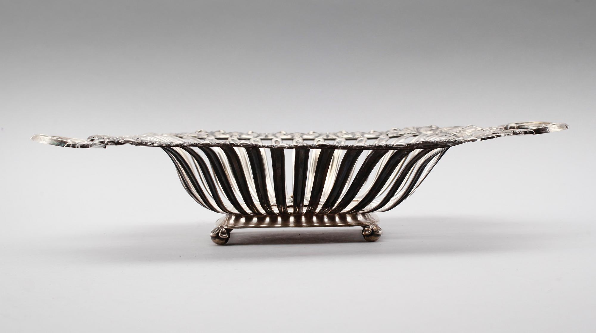 BRÖDKORG, silverplåt, 1800-talets  första hälft. Vikt ca 434 gram.