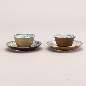 A set of two porcelain cups and saucers and two extra saucers, Qing dynasty, Kangxi (1662-1722).