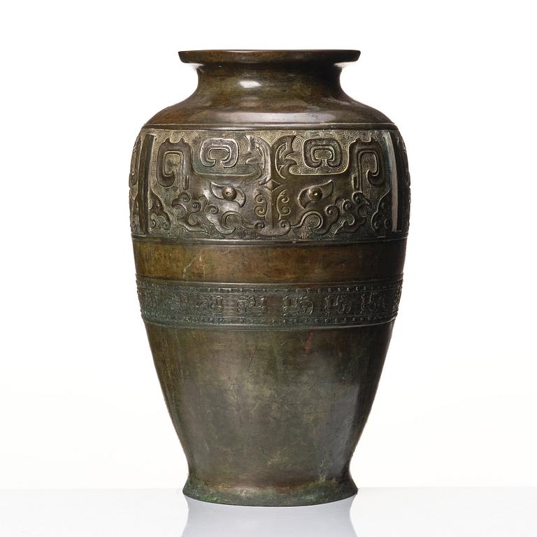 A bronze vase, Qing dynasty 18th/19th century.