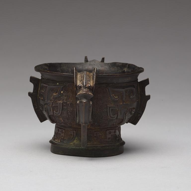 RÖKELSEKAR, brons. Arkaiserande troligen Mingdynastin.