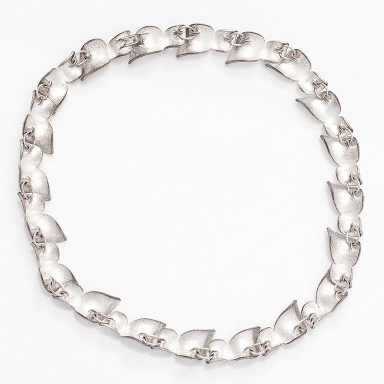 Chao-Hsien Kuo, a sterling silver necklace 'Sparkling Spring', Lapponia 2012.