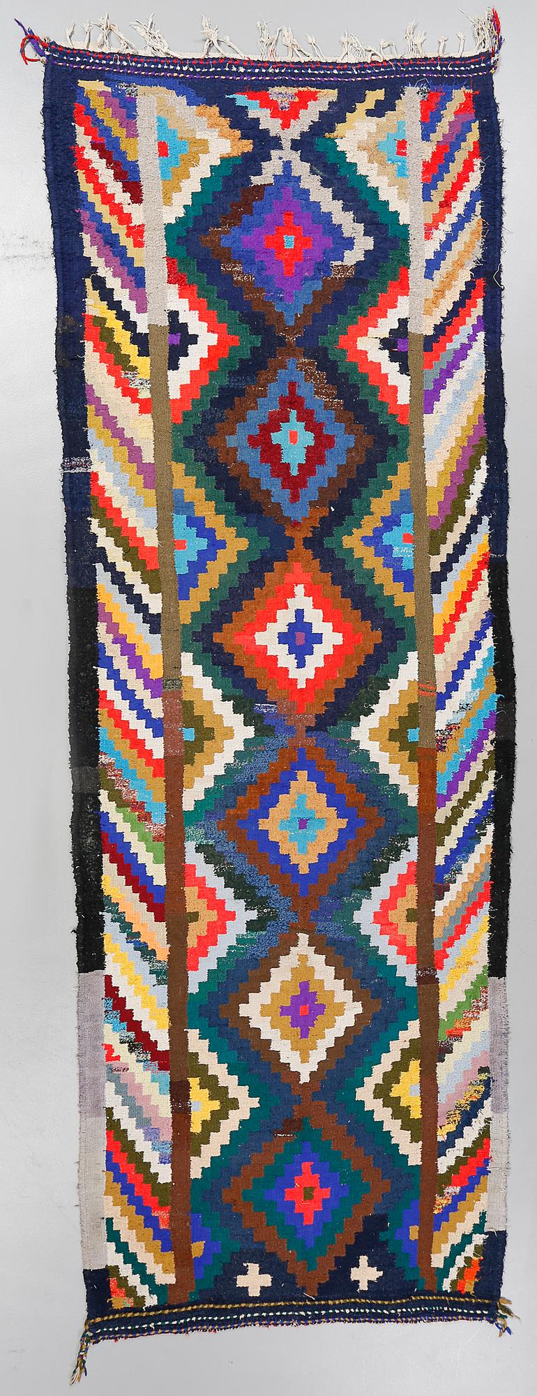 MATTA, modern tillverkning, ca 350 x 120 cm.