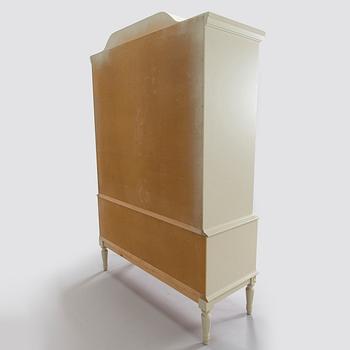 Matsalsskåp, gustaviansk stil, 1900-talets andra hälft.