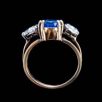 A RING, natural sapphire c. 4.50 ct, triangle cut diamonds c. 1.00 ct. H/si.