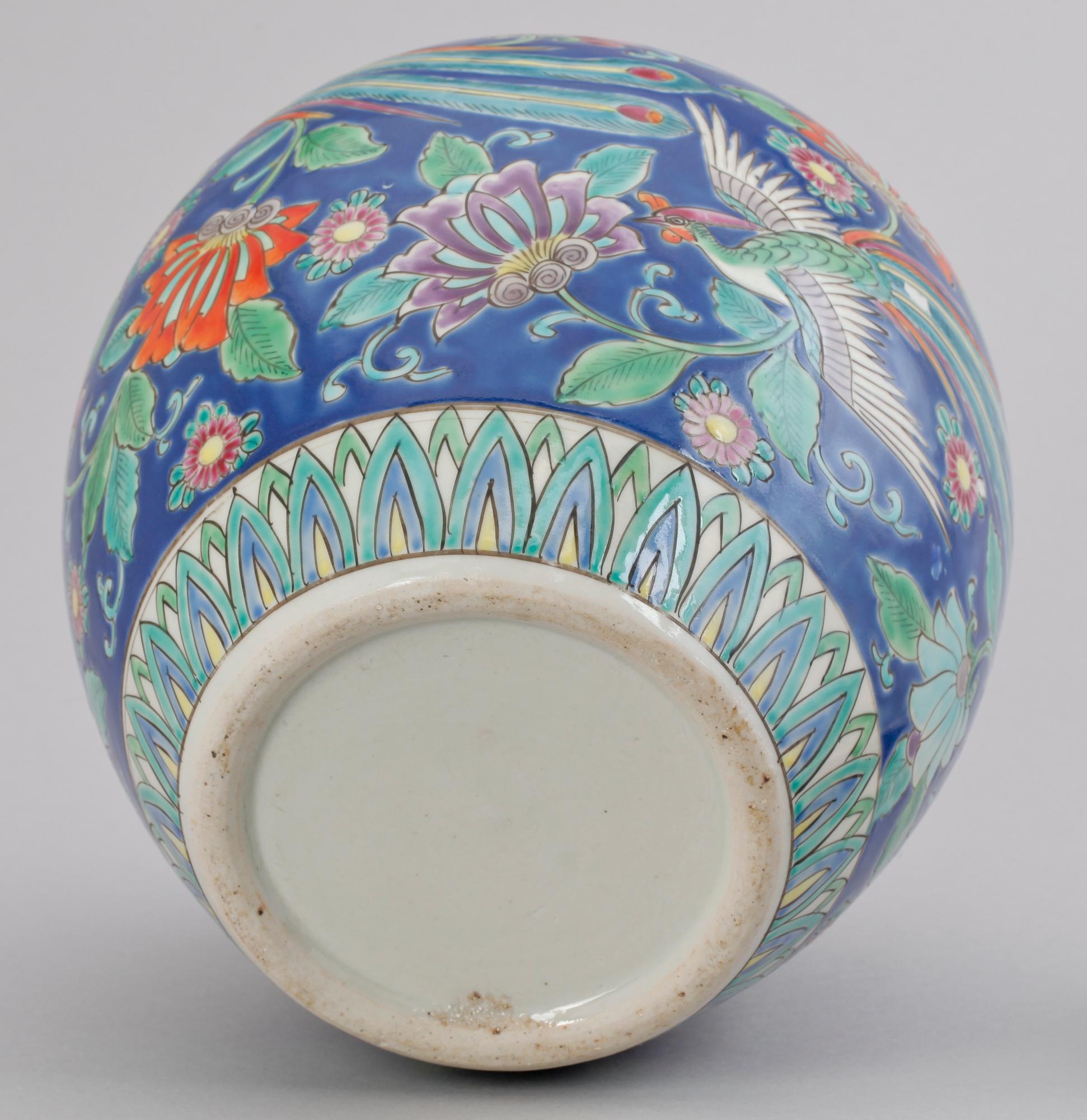 URNA MED LOCK, porslin Kina 1900-tal.