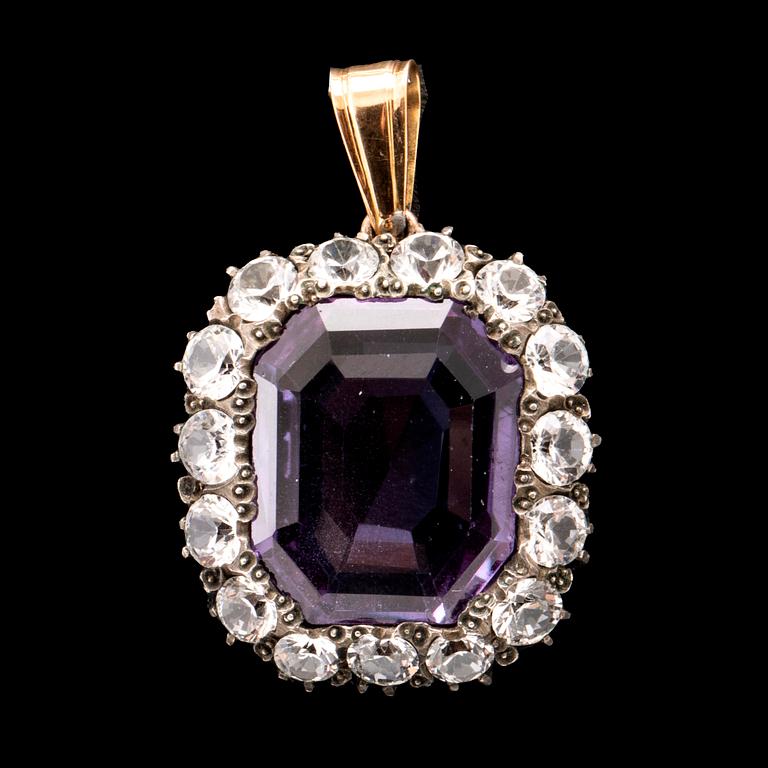 Hänge låghaltigt guld och silver, syntetisk färgväxlande lila safir samt syntetiska stenar.