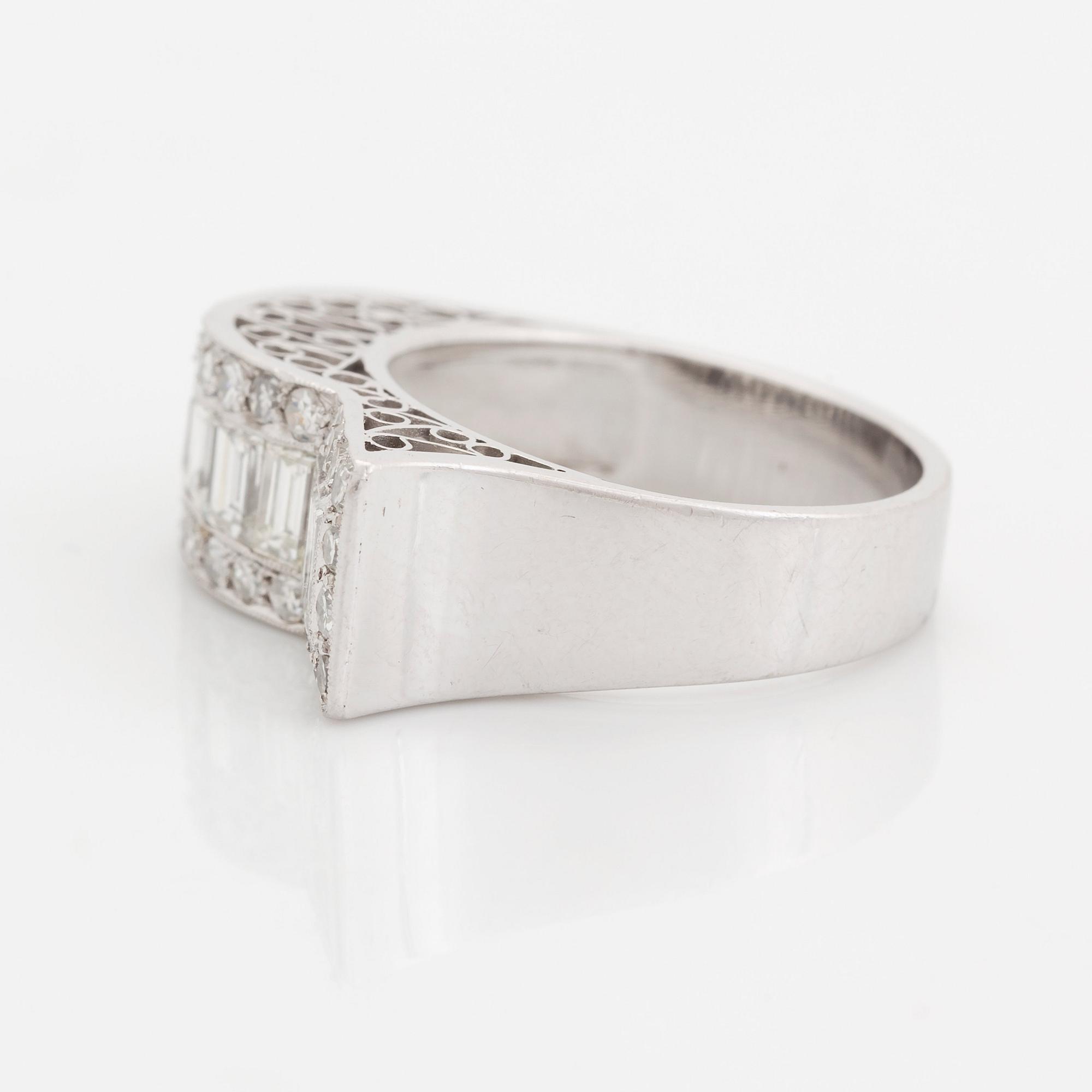 Ring 18K vitguld med baguette- och åttkantslipade diamanter.